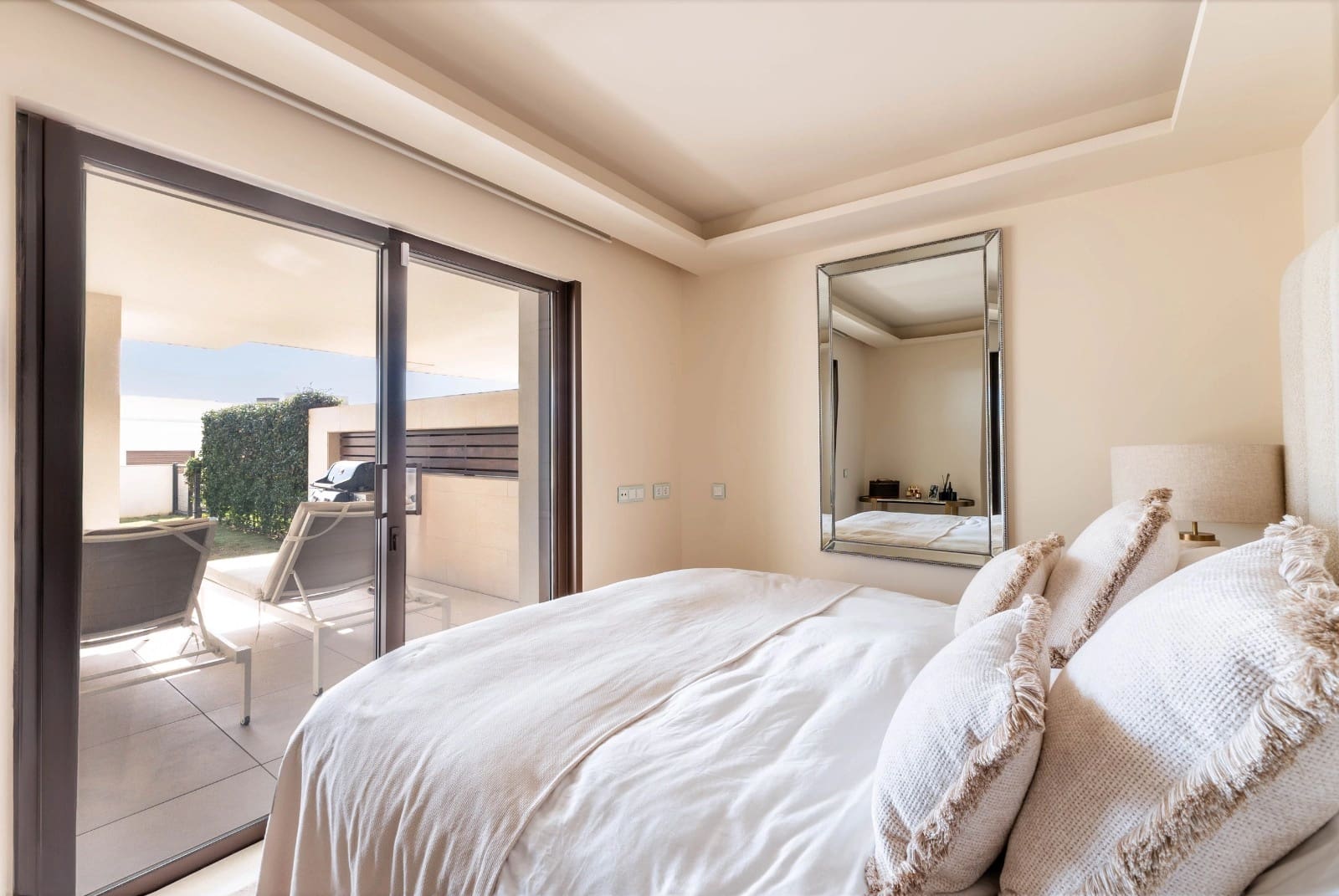 2 bedroom Villa for sale in Estepona with pool garage - € 1,100,000 (Ref: 8925963)