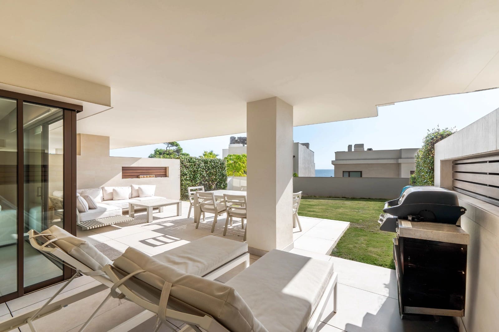 2 bedroom Villa for sale in Estepona with pool garage - € 1,100,000 (Ref: 8925963)