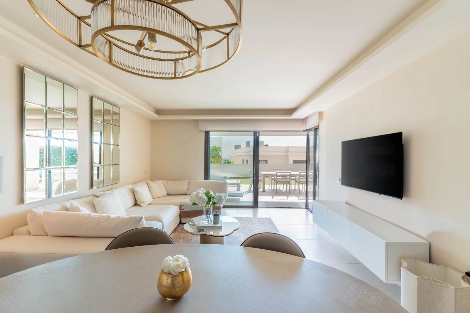 2 bedroom Villa for sale in Estepona with pool garage - € 1,100,000 (Ref: 8925963)