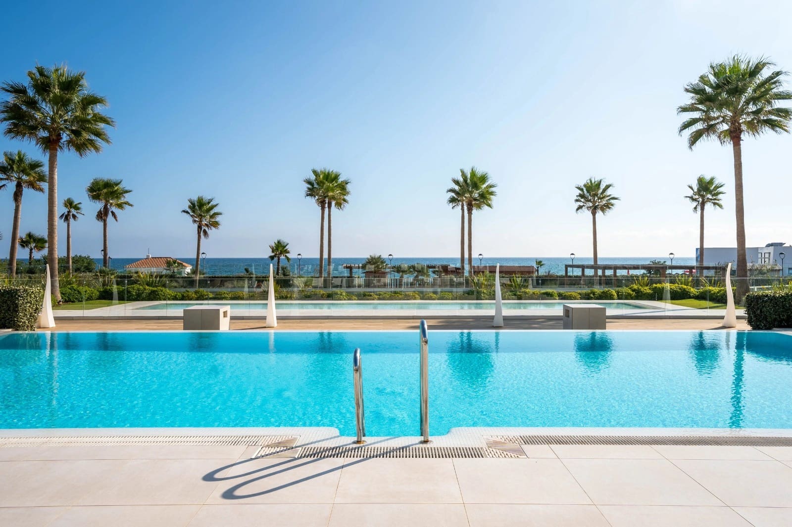 2 bedroom Villa for sale in Estepona with pool garage - € 1,100,000 (Ref: 8925963)