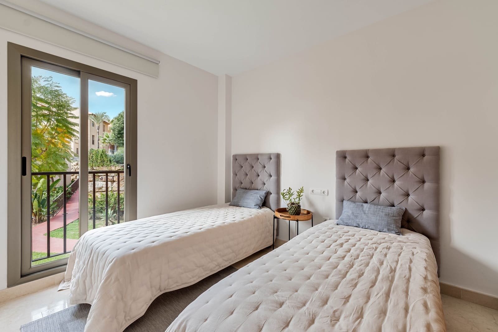 2 bedroom Apartment for sale in Benahavis with garage - € 620,000 (Ref: 8931727)