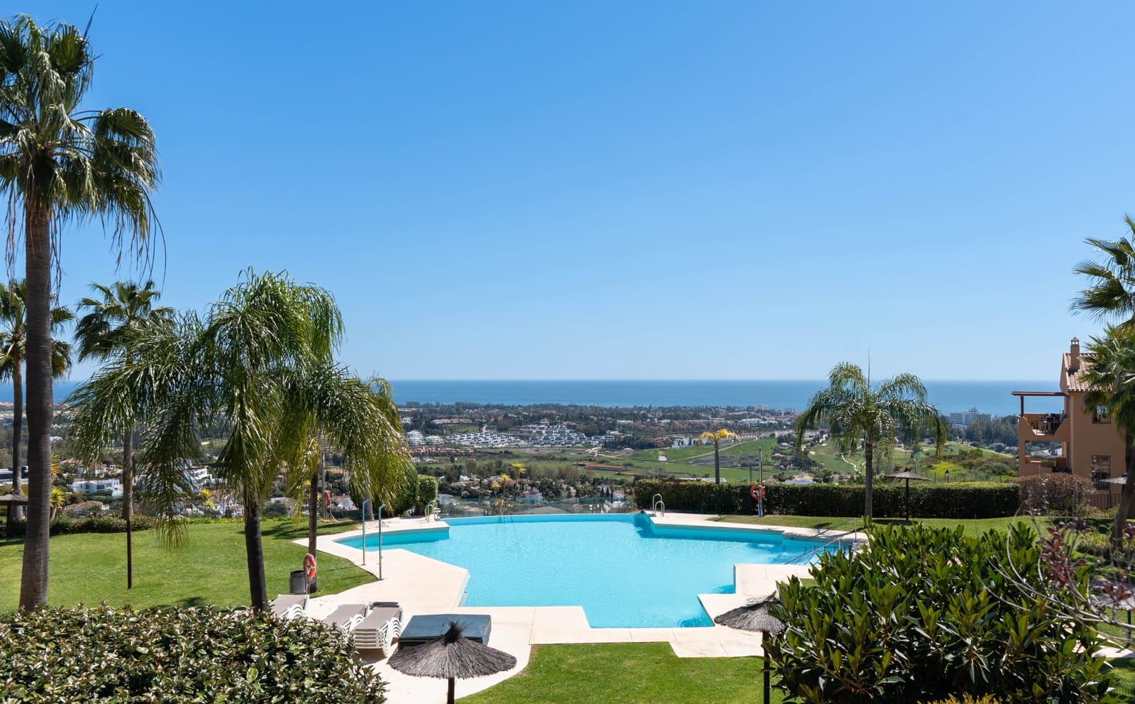 2 bedroom Apartment for sale in Benahavis with garage - € 620,000 (Ref: 8931727)