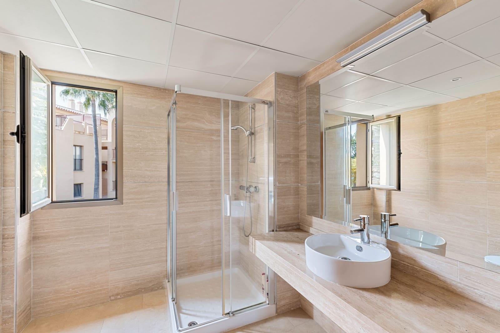 2 bedroom Apartment for sale in Benahavis with garage - € 620,000 (Ref: 8931727)