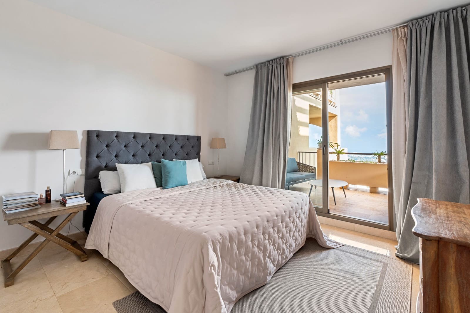 2 bedroom Apartment for sale in Benahavis with garage - € 620,000 (Ref: 8931727)