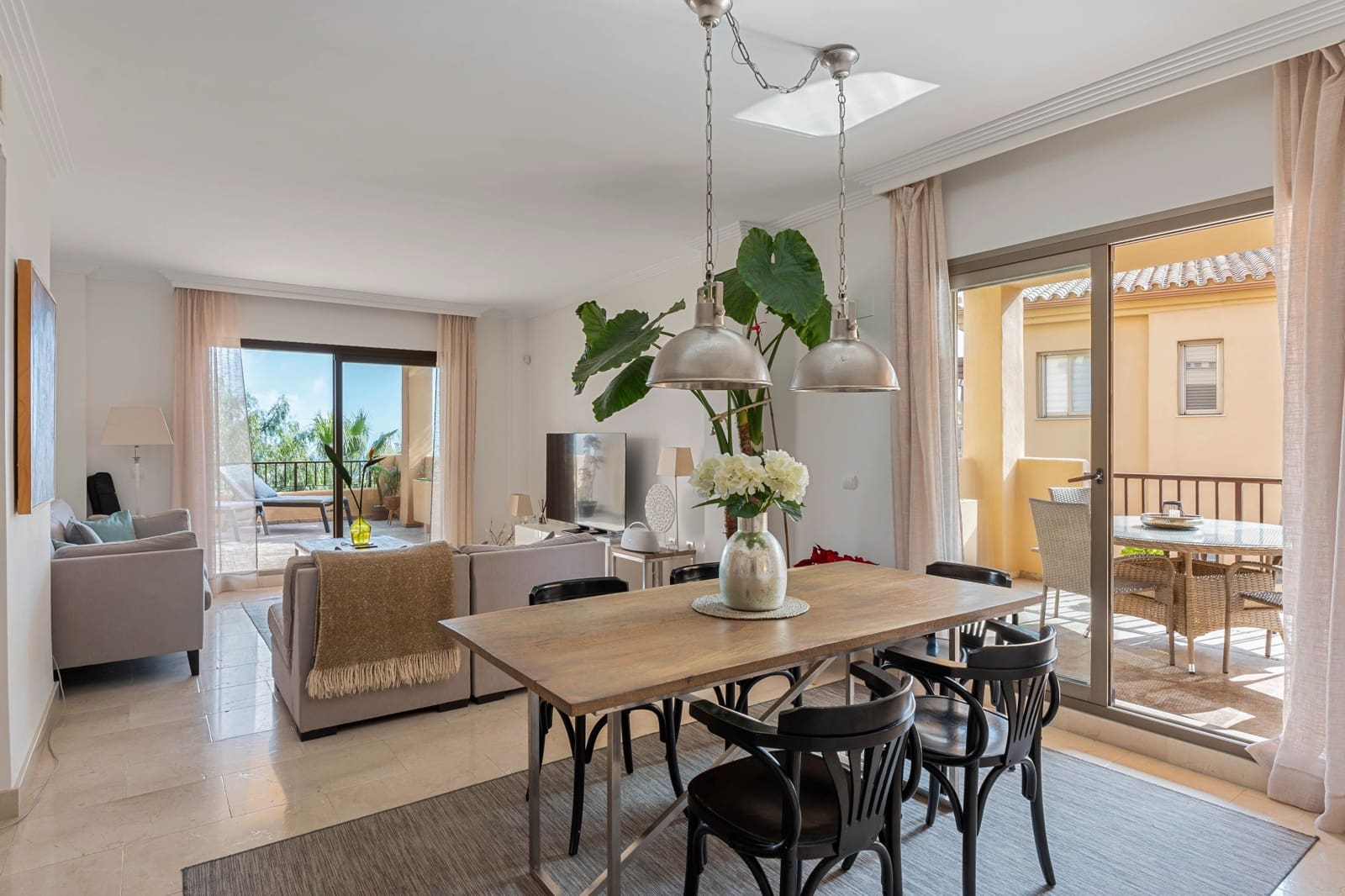 2 bedroom Apartment for sale in Benahavis with garage - € 620,000 (Ref: 8931727)