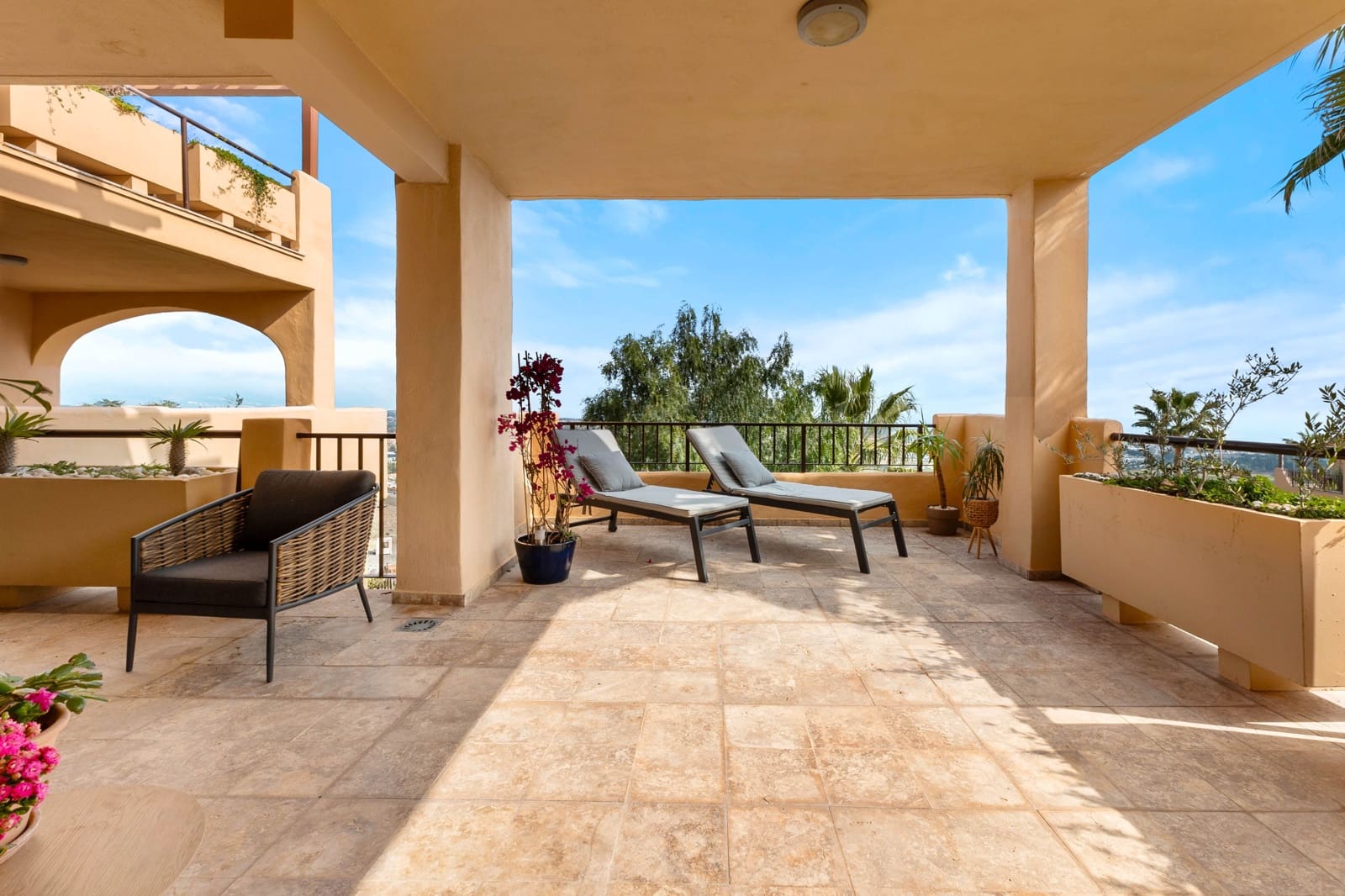 2 bedroom Apartment for sale in Benahavis with garage - € 620,000 (Ref: 8931727)