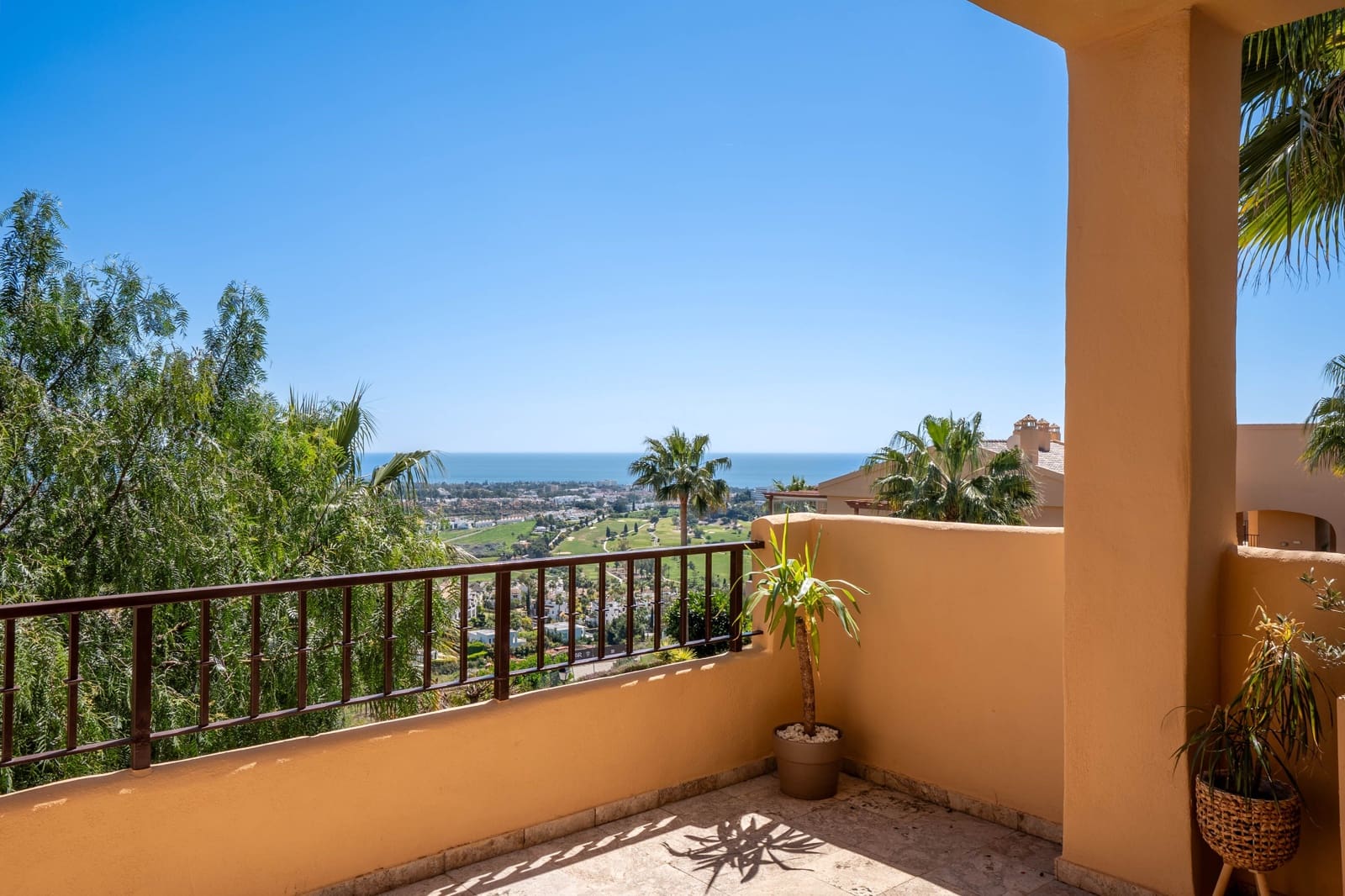 2 bedroom Apartment for sale in Benahavis with garage - € 620,000 (Ref: 8931727)