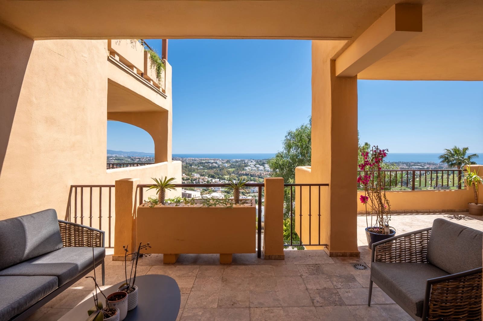 2 bedroom Apartment for sale in Benahavis with garage - € 620,000 (Ref: 8931727)