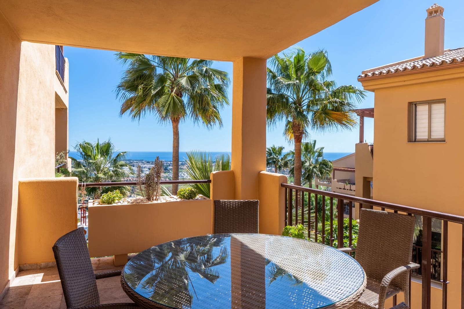 2 bedroom Apartment for sale in Benahavis with garage - € 620,000 (Ref: 8931727)