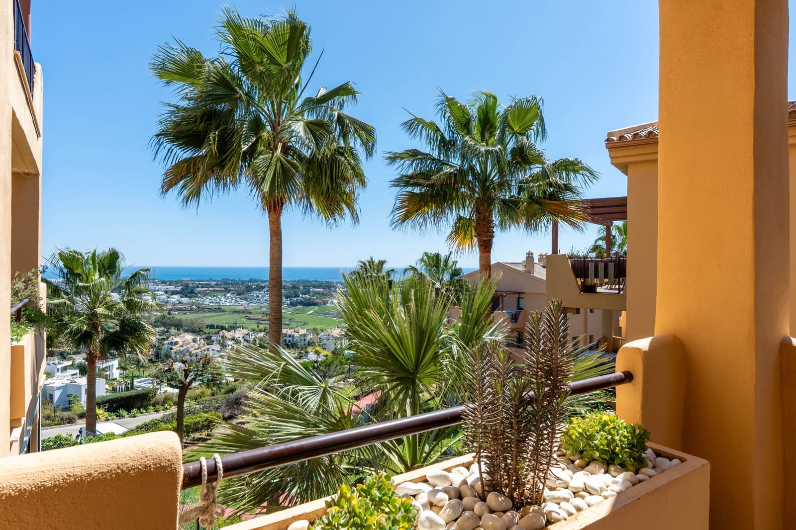 2 bedroom Apartment for sale in Benahavis with garage - € 620,000 (Ref: 8931727)