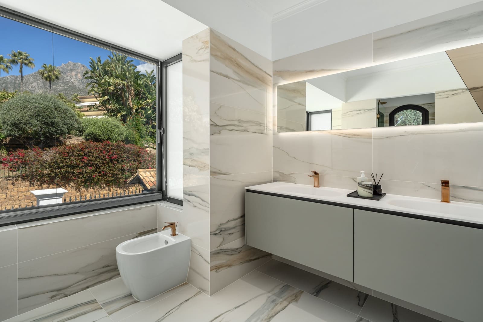 5 bedroom Villa for sale in Marbella with pool garage - € 7,550,000 (Ref: 8941005)