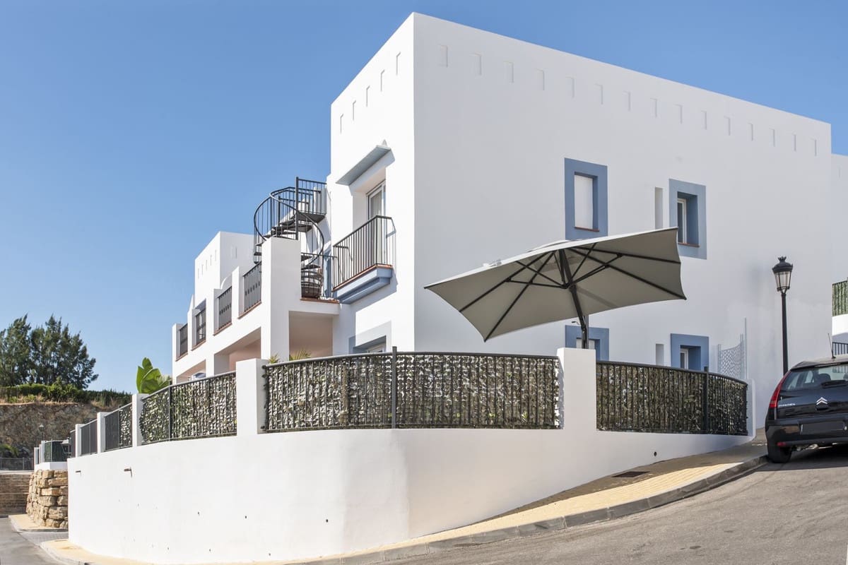 3 bedroom Apartment for sale in Benahavis with pool garage - € 599,500 (Ref: 10015875)