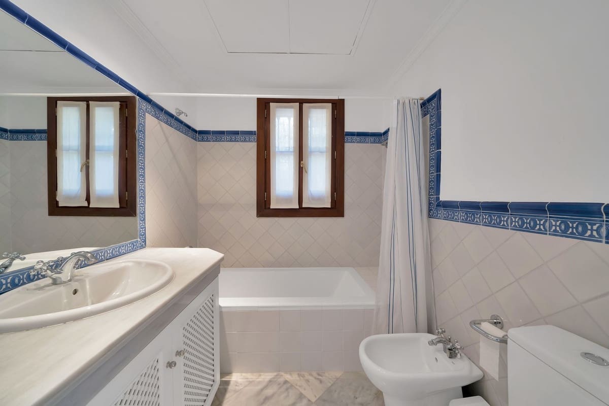 3 sypialnia Dom na sprzedaż w Benahavis z basenem garażem - 595 000 € (Ref: 10015880)