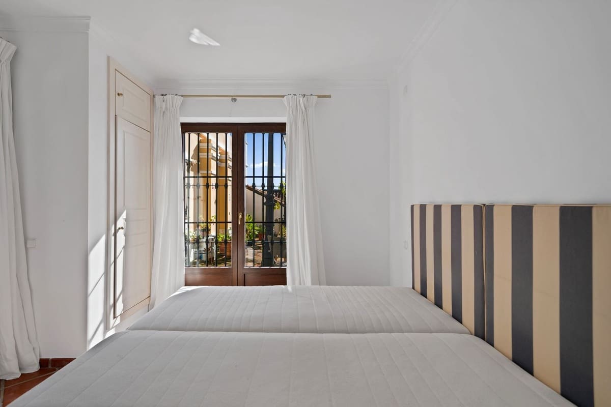 3 sypialnia Dom na sprzedaż w Benahavis z basenem garażem - 595 000 € (Ref: 10015880)