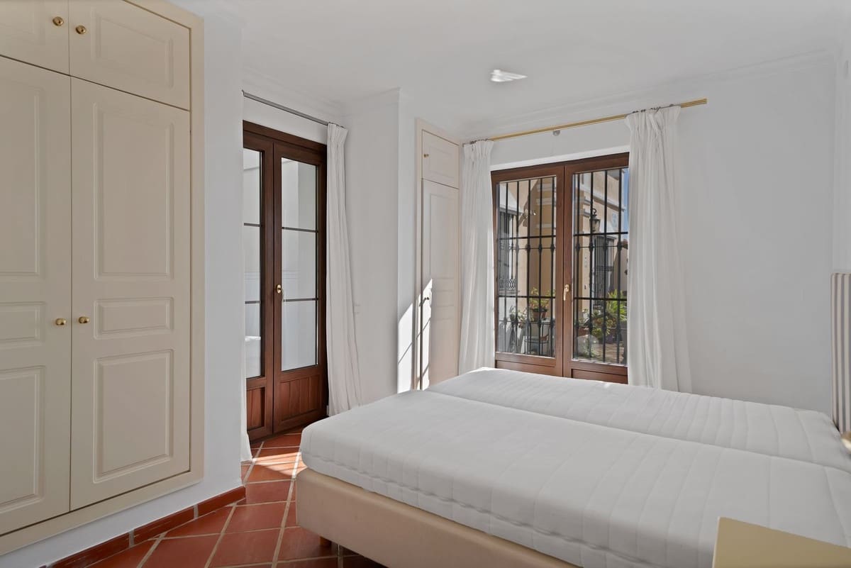 3 sypialnia Dom na sprzedaż w Benahavis z basenem garażem - 595 000 € (Ref: 10015880)