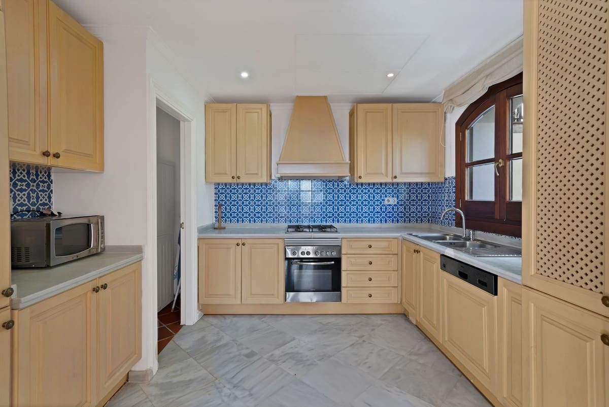 3 sypialnia Dom na sprzedaż w Benahavis z basenem garażem - 595 000 € (Ref: 10015880)