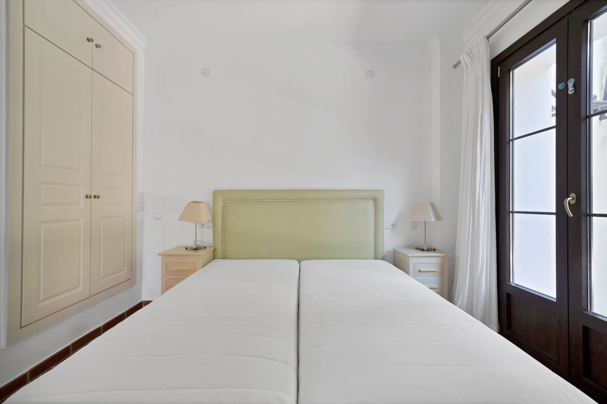 3 sypialnia Dom na sprzedaż w Benahavis z basenem garażem - 595 000 € (Ref: 10015880)