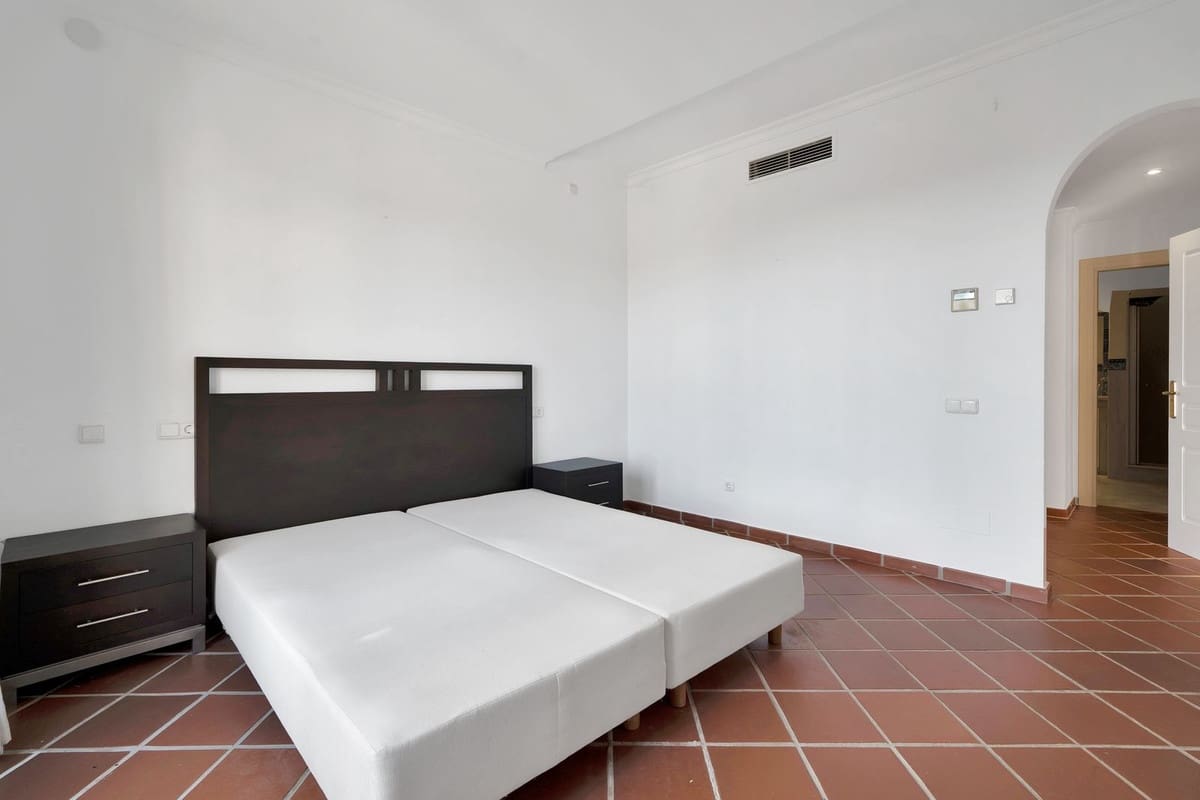 3 sypialnia Dom na sprzedaż w Benahavis z basenem garażem - 595 000 € (Ref: 10015880)