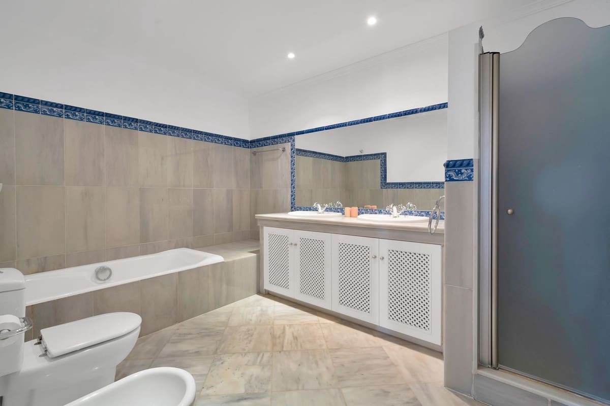 3 sypialnia Dom na sprzedaż w Benahavis z basenem garażem - 595 000 € (Ref: 10015880)