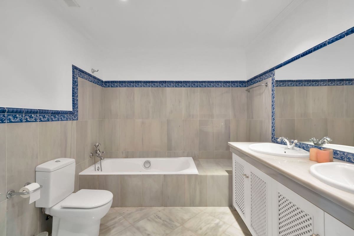 3 sypialnia Dom na sprzedaż w Benahavis z basenem garażem - 595 000 € (Ref: 10015880)