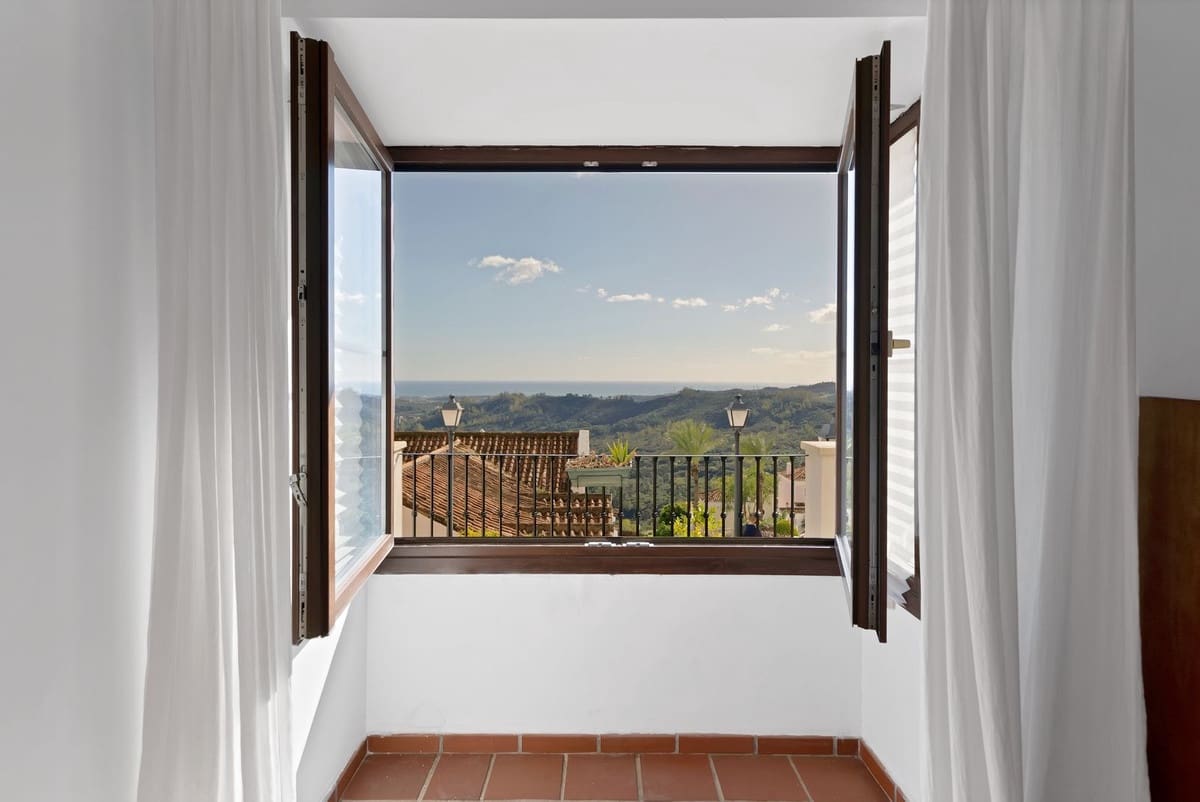 3 sypialnia Dom na sprzedaż w Benahavis z basenem garażem - 595 000 € (Ref: 10015880)