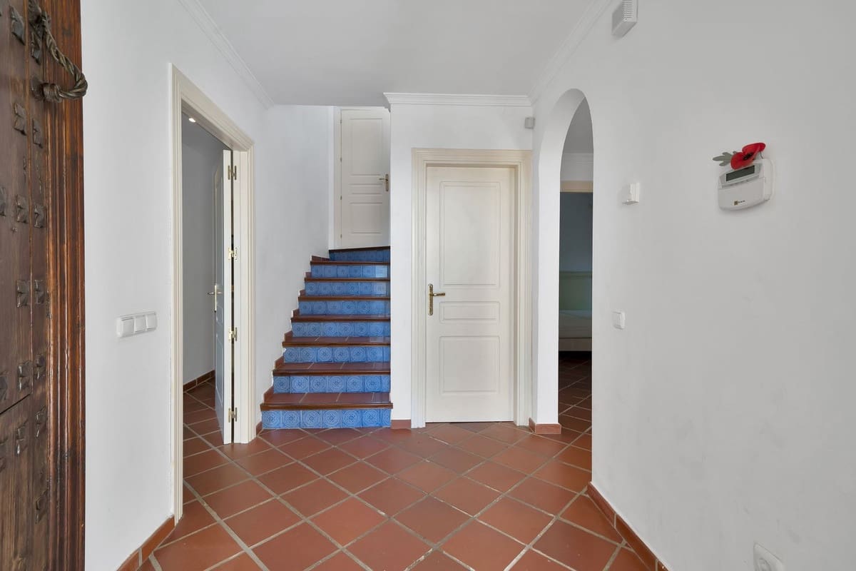 3 sypialnia Dom na sprzedaż w Benahavis z basenem garażem - 595 000 € (Ref: 10015880)