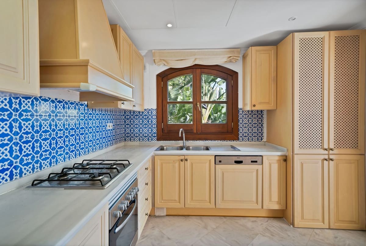 3 sypialnia Dom na sprzedaż w Benahavis z basenem garażem - 595 000 € (Ref: 10015880)