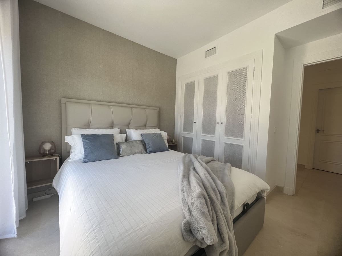 2 bedroom Apartment for sale in La Quinta with pool - € 635,000 (Ref: 10015882)