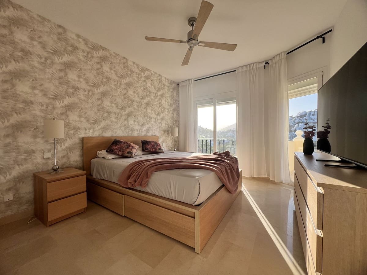 2 bedroom Apartment for sale in La Quinta with pool - € 635,000 (Ref: 10015882)