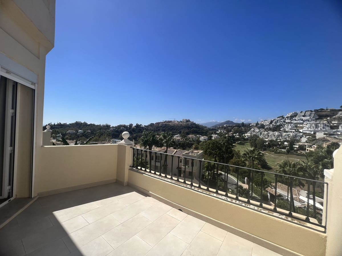 2 bedroom Apartment for sale in La Quinta with pool - € 635,000 (Ref: 10015882)