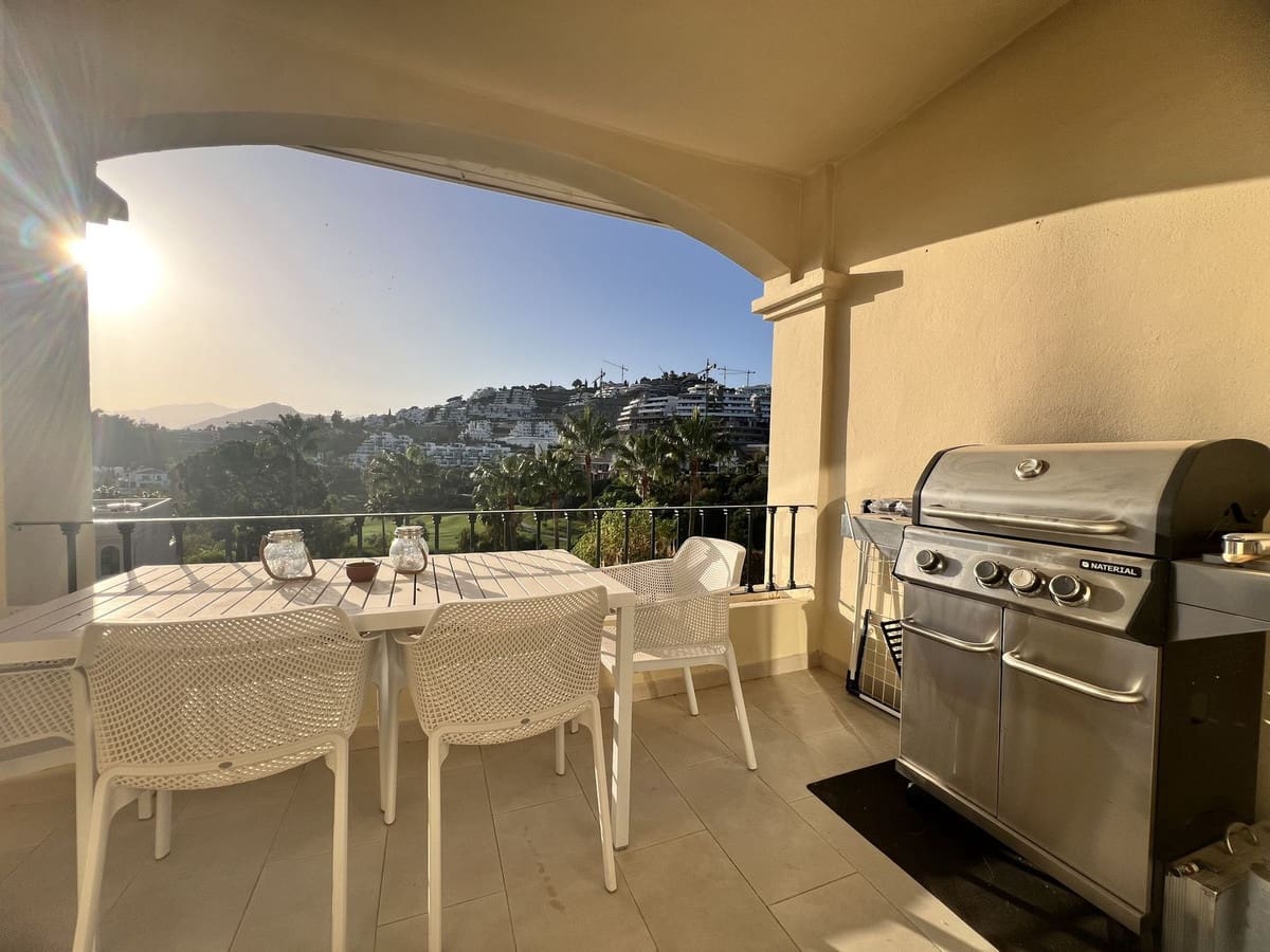 2 bedroom Apartment for sale in La Quinta with pool - € 635,000 (Ref: 10015882)