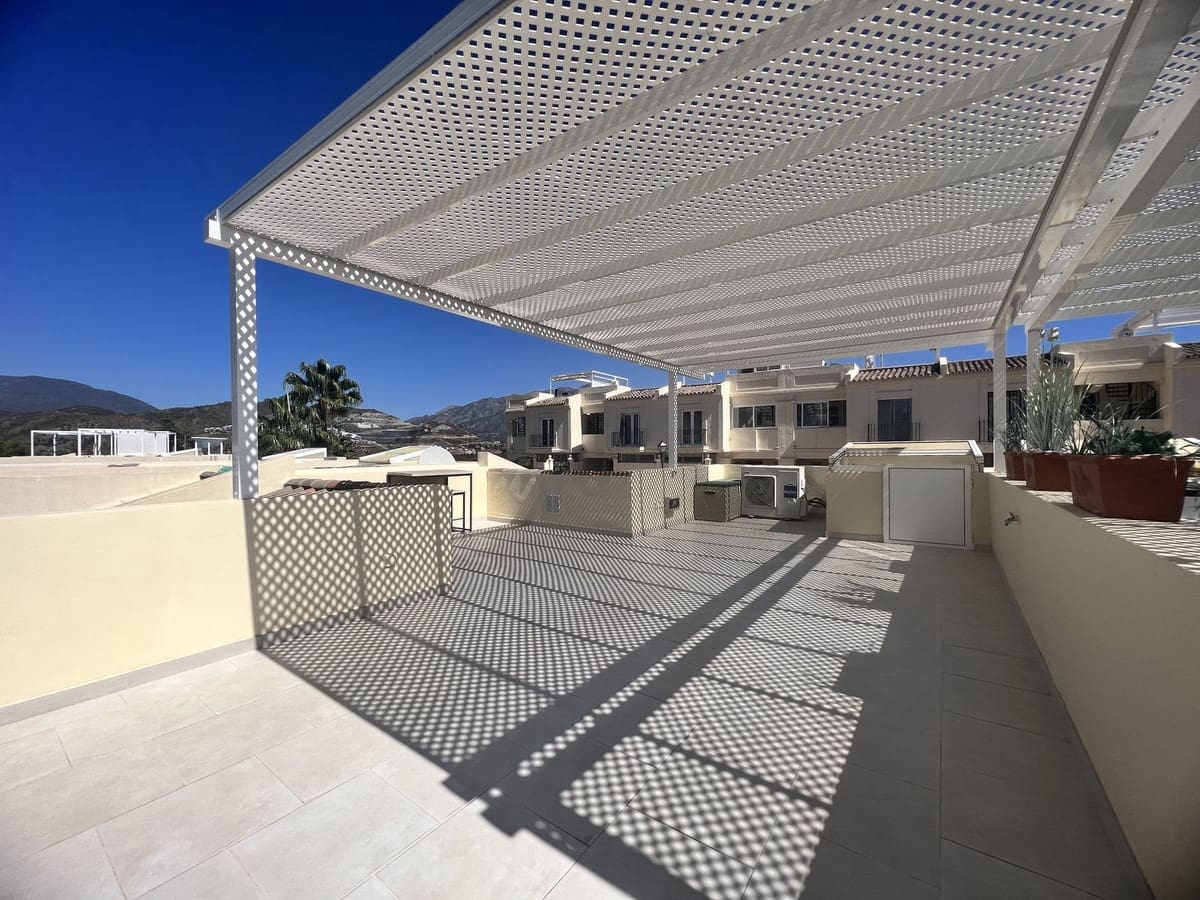 2 bedroom Apartment for sale in La Quinta with pool - € 635,000 (Ref: 10015882)