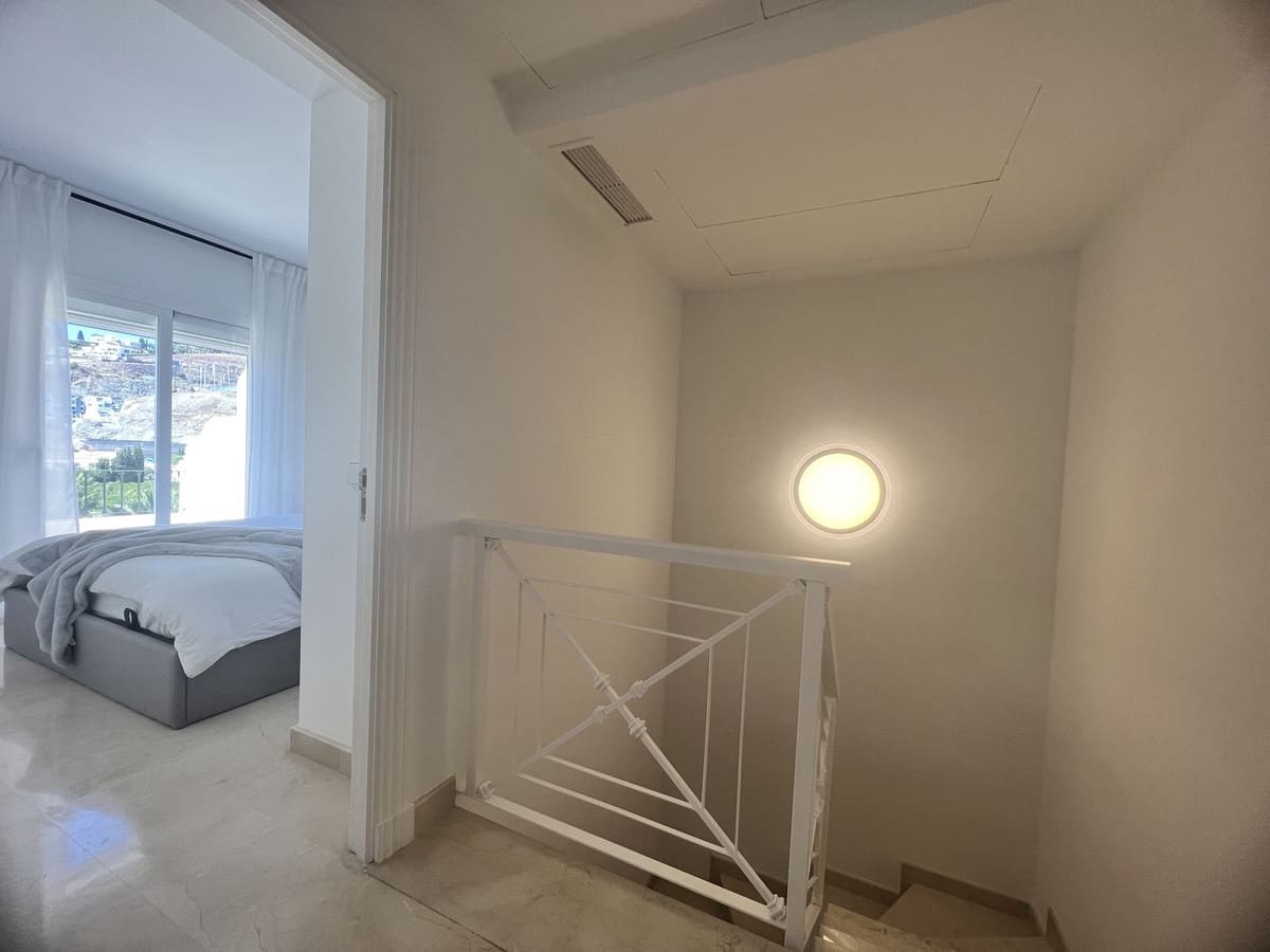2 bedroom Apartment for sale in La Quinta with pool - € 635,000 (Ref: 10015882)
