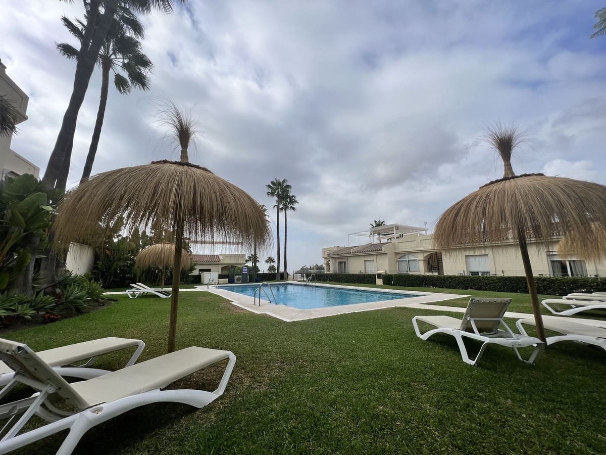 2 bedroom Apartment for sale in La Quinta with pool - € 635,000 (Ref: 10015882)