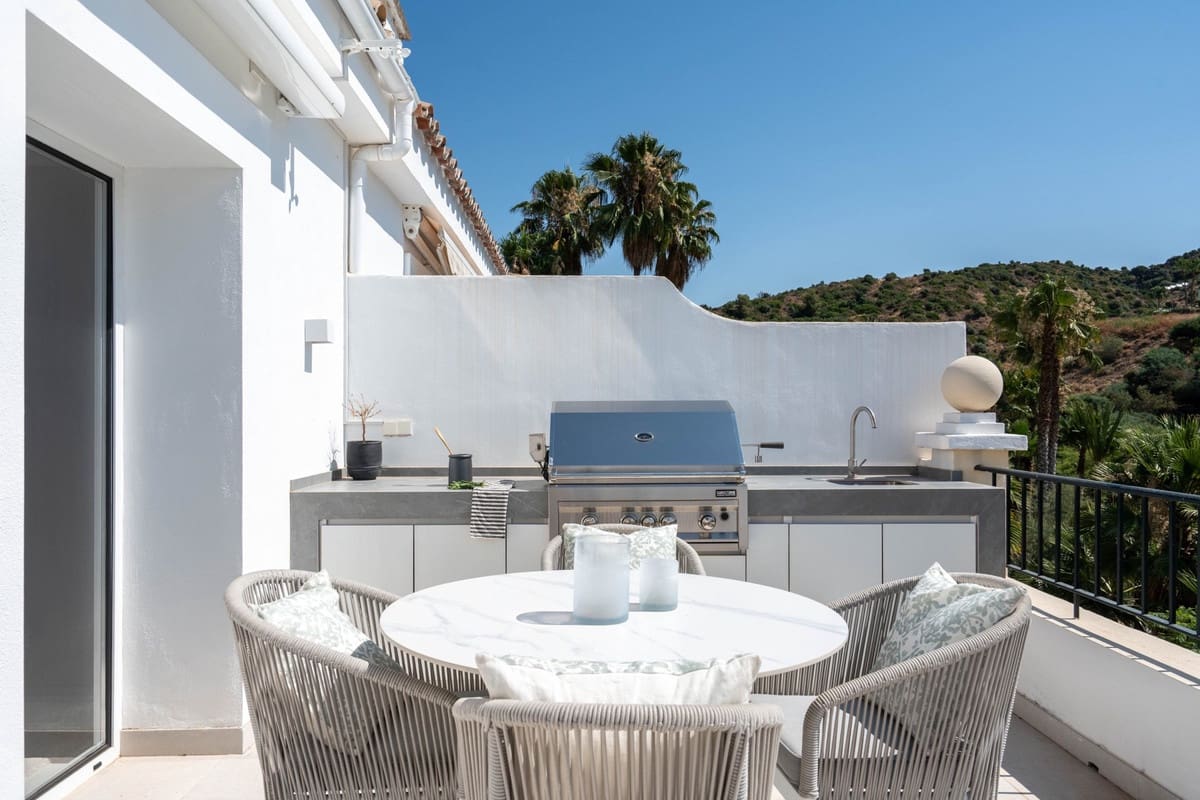 2 bedroom Apartment for sale in Benahavis with pool garage - € 595,000 (Ref: 10015883)