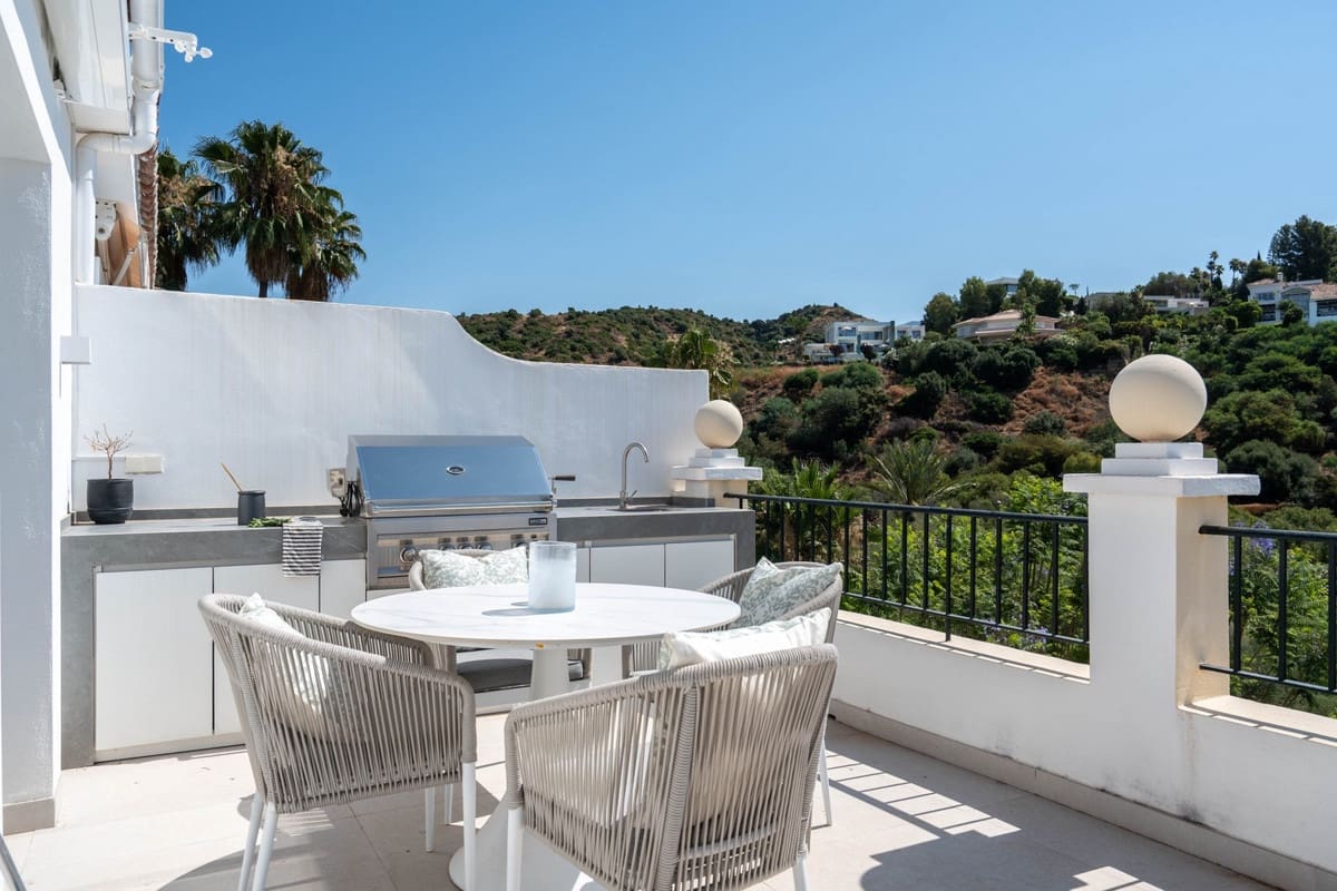 2 bedroom Apartment for sale in Benahavis with pool garage - € 595,000 (Ref: 10015883)