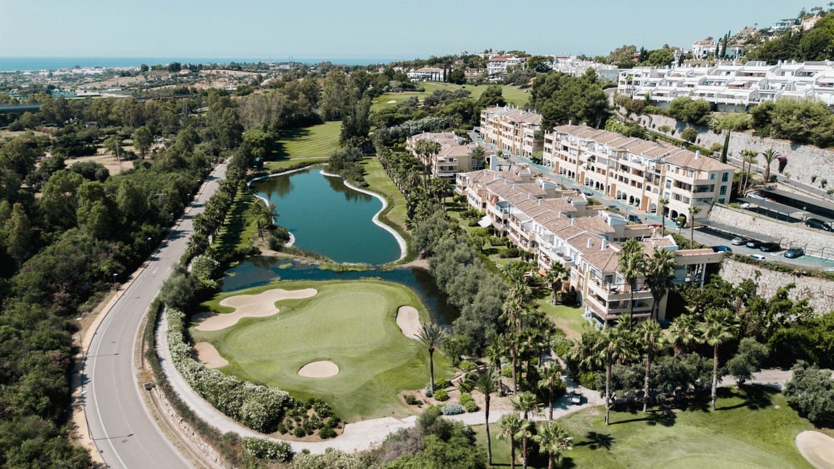 2 bedroom Apartment for sale in Benahavis with pool garage - € 595,000 (Ref: 10015883)
