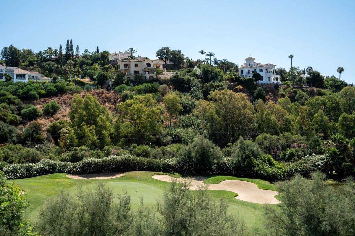 2 bedroom Apartment for sale in Benahavis with pool garage - € 595,000 (Ref: 10015883)