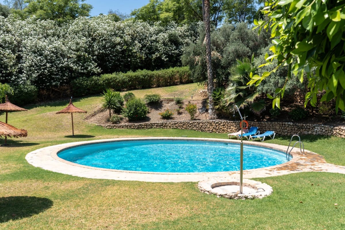 2 bedroom Apartment for sale in Benahavis with pool garage - € 595,000 (Ref: 10015883)