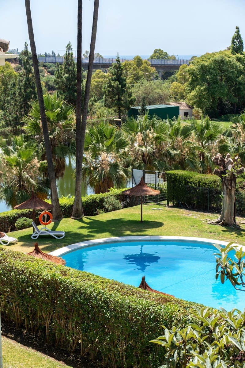 2 bedroom Apartment for sale in Benahavis with pool garage - € 595,000 (Ref: 10015883)