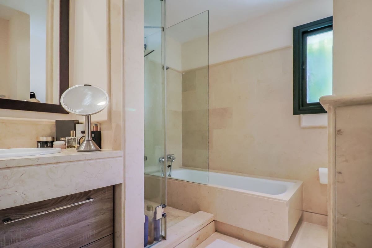 2 chambre Appartement à vendre à Benahavis avec piscine garage - 535 000 € (Ref: 10015889)