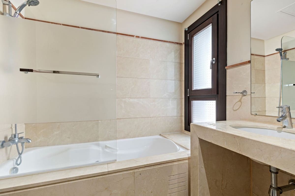 4 sypialnia Dom na sprzedaż w Benahavis z basenem garażem - 525 000 € (Ref: 10015890)