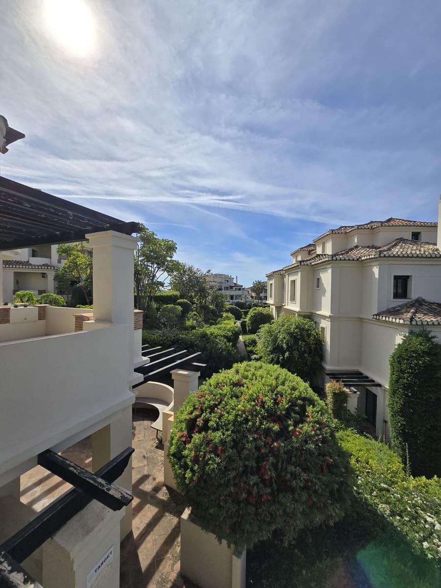 2 soverom Leilighet til salgs i Benahavis med svømmebasseng garasje - € 850 000 (Ref: 10016546)