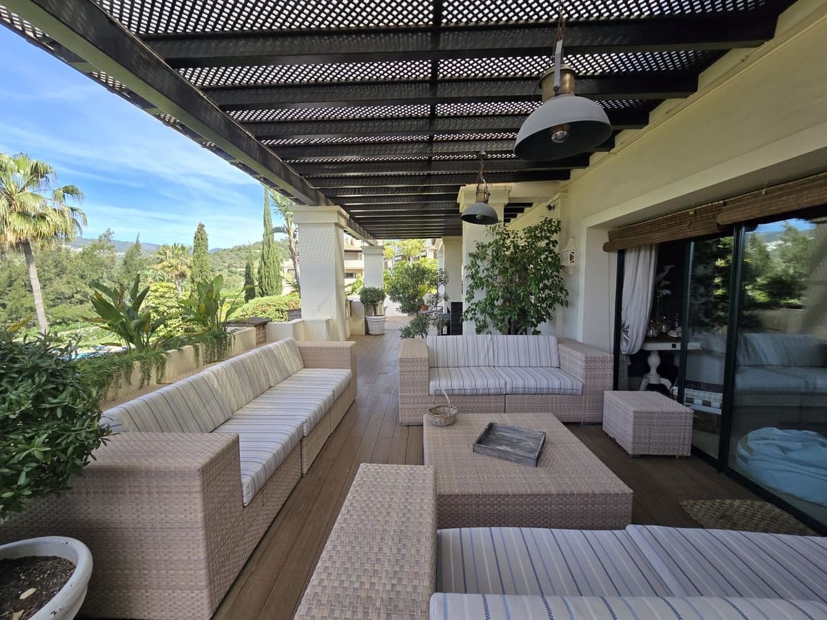 2 soverom Leilighet til salgs i Benahavis med svømmebasseng garasje - € 850 000 (Ref: 10016546)