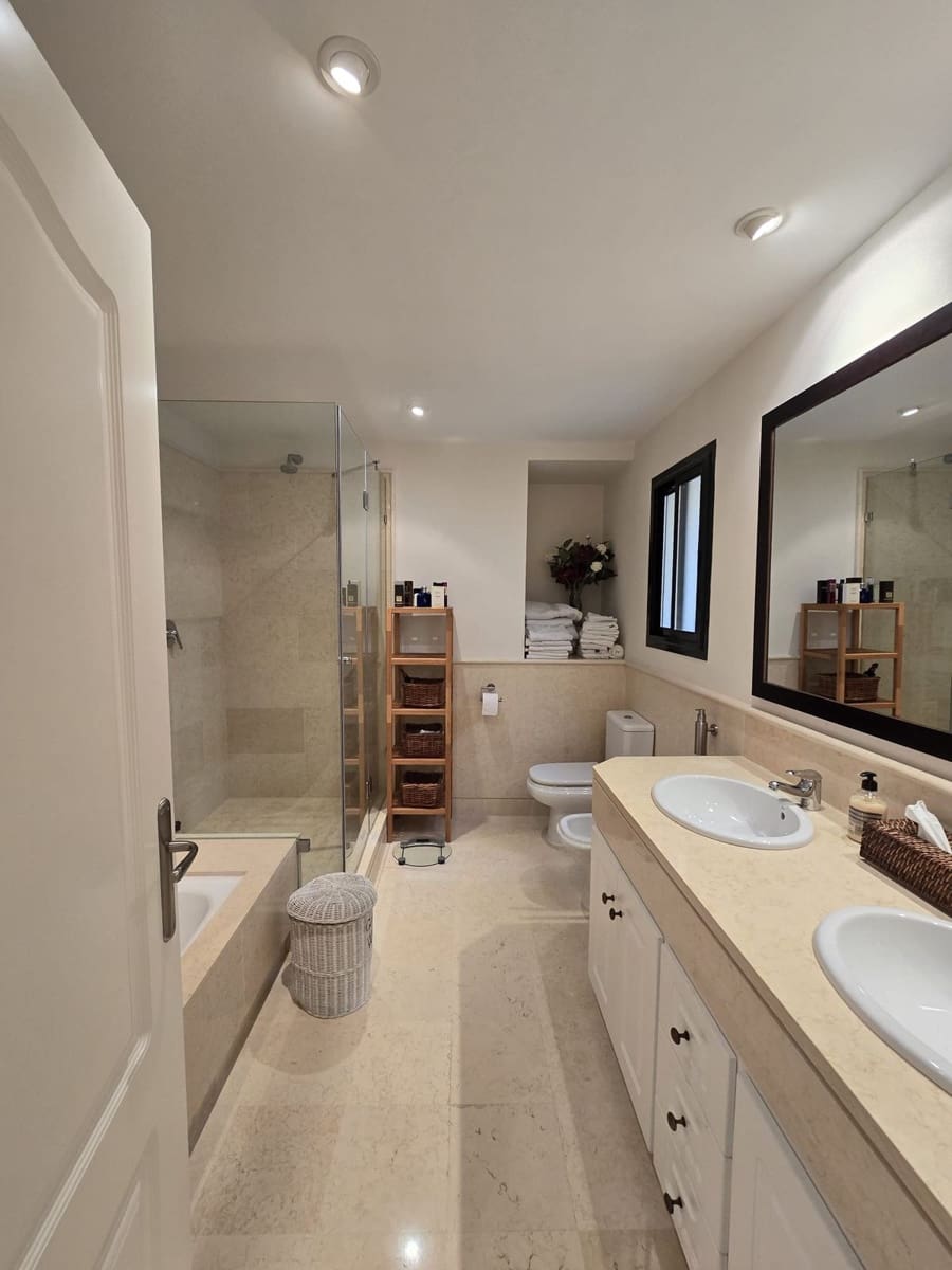 2 soverom Leilighet til salgs i Benahavis med svømmebasseng garasje - € 850 000 (Ref: 10016546)