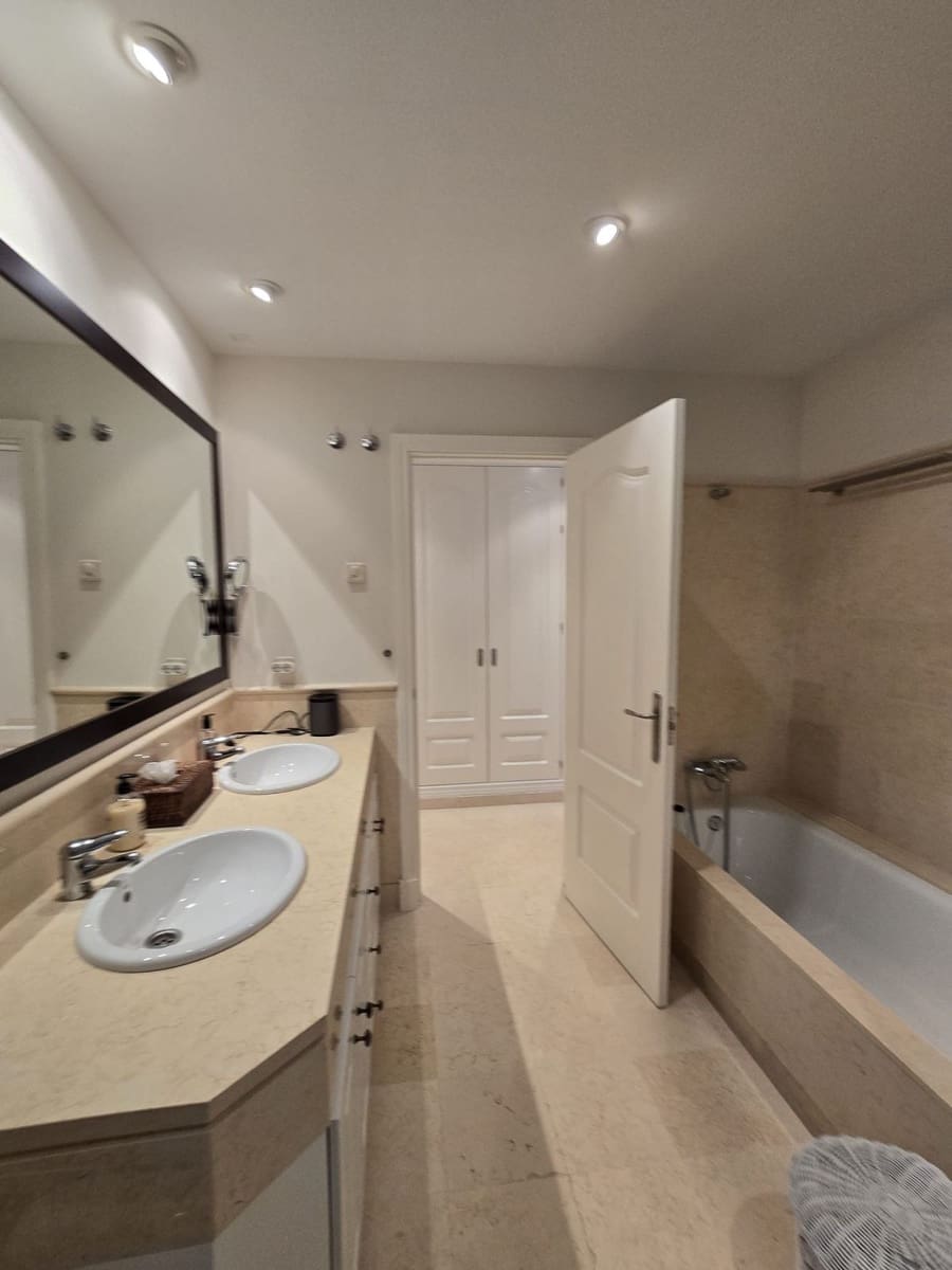 2 soverom Leilighet til salgs i Benahavis med svømmebasseng garasje - € 850 000 (Ref: 10016546)
