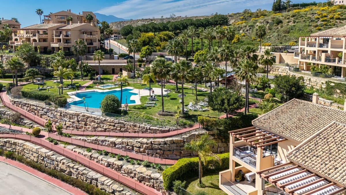 2 sypialnia Apartament na sprzedaż w Benahavis z basenem garażem - 750 000 € (Ref: 10016551)