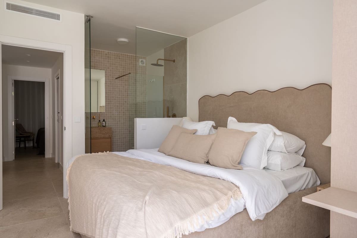 3 bedroom Apartment for sale in La Quinta with pool garage - € 645,000 (Ref: 10016563)