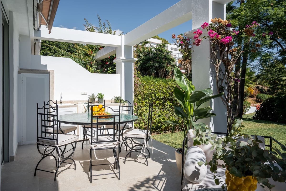 3 bedroom Apartment for sale in La Quinta with pool garage - € 645,000 (Ref: 10016563)