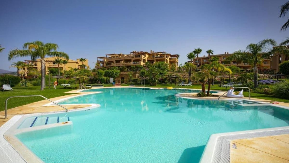 4 quarto Apartamento para venda em Benahavis com piscina garagem - 639 000 € (Ref: 10016565)